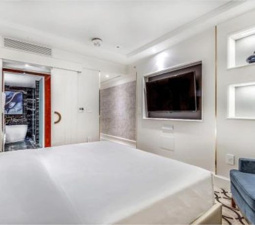AZUR Legacy Collection Hotel