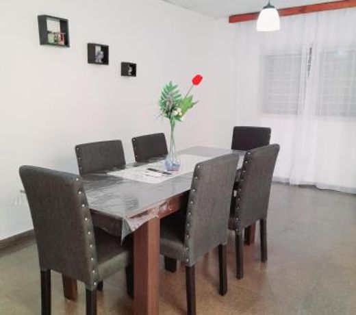 "Village" Amplia CASA boutique con parrilla y 2 garages