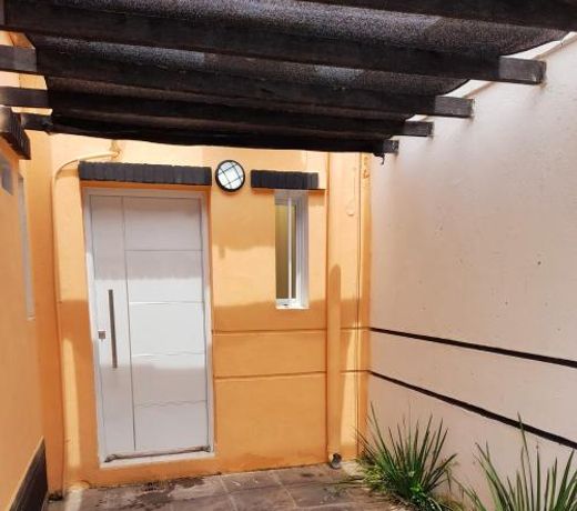 "Village" Amplia CASA boutique con parrilla y 2 garages