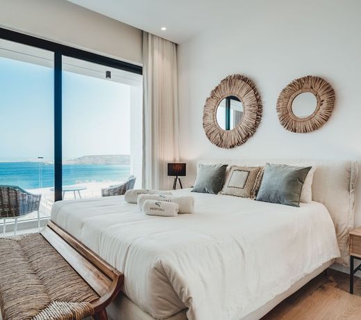 Sanders Konnos Bay Ira - Remarkable 5-Bedroom Villa On the Beach Front