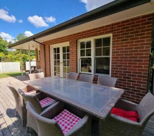 Noonan House, 5 bedrooms. Hop & skip to town
