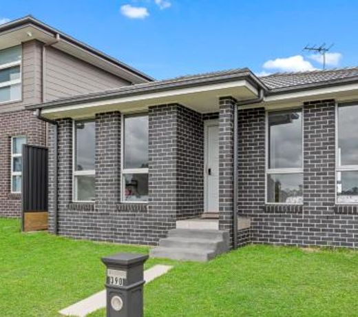 Austral Brand New 3Br House with WiFi & Parking