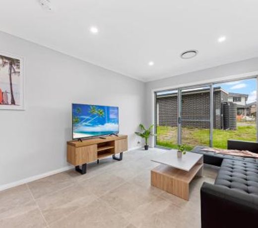 Austral Brand New 3Br House with WiFi & Parking