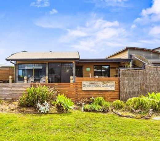 Coastal Cottage with Ocean Views