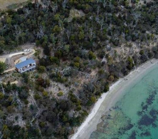 Island Home in Killora Bay