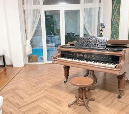 4 room flat with garden and pool