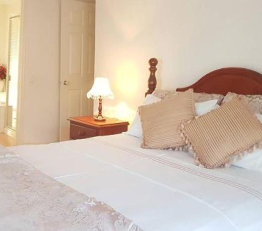 Roxy - A Spacious Cosy Getaway - Near Mel Airport