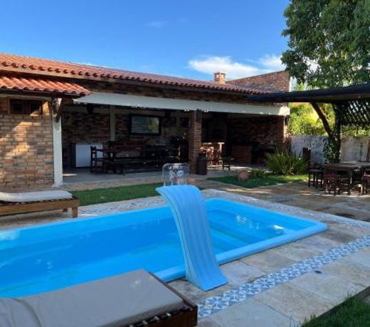 Casa com 5 suÃ­tes e area de lazer completa Ã 150mt da Praia do Coqueiro