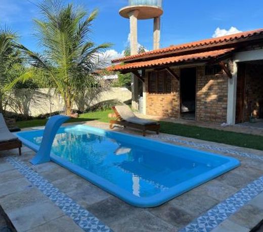 Casa com 5 suÃ­tes e area de lazer completa Ã 150mt da Praia do Coqueiro