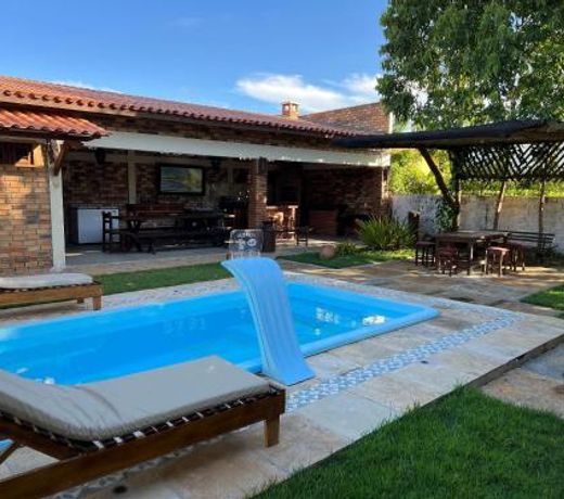 Casa com 5 suÃ­tes e area de lazer completa Ã 150mt da Praia do Coqueiro