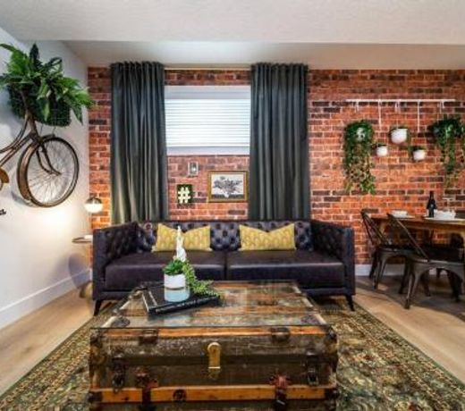 Luxe New York Style Bsmt Suite, Near DT & WEM, King Bed, WiFi