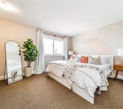 Cozy 3BD w/AC, Patio, Theatre Room, 15 min to DT