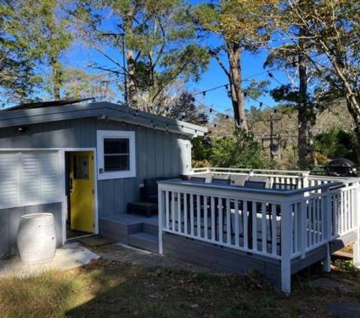 Sunflower House, a cozy cabin at Lake Wentworth