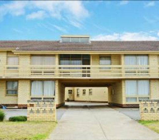 Upstairs Beachfront Unit in Central Location