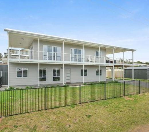 16 Chapman Rd - BYO Linen - Pets Negotiable - Wi-Fi