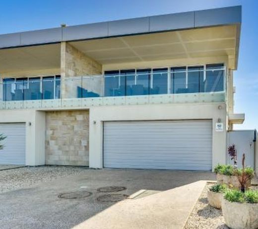52 Esplanade - BYO Linen - Luxury - Seafront - Wi-Fi