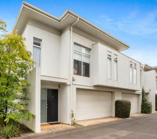 Luxurious Getaway Townhouse Delights