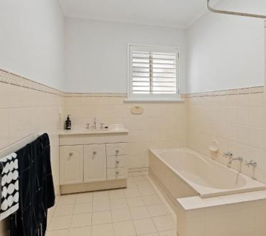 13 Kightley Rd - BYO Linen - Pets Negotiable - Wi-Fi