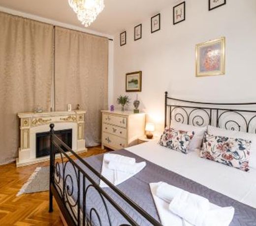 Aristocratic 2bdrm Central Apartment
