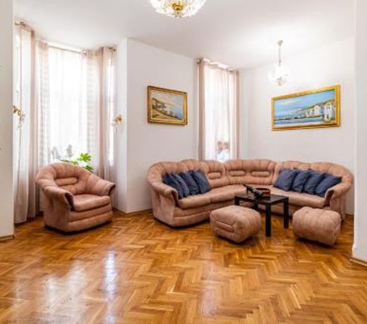 Aristocratic 2bdrm Central Apartment