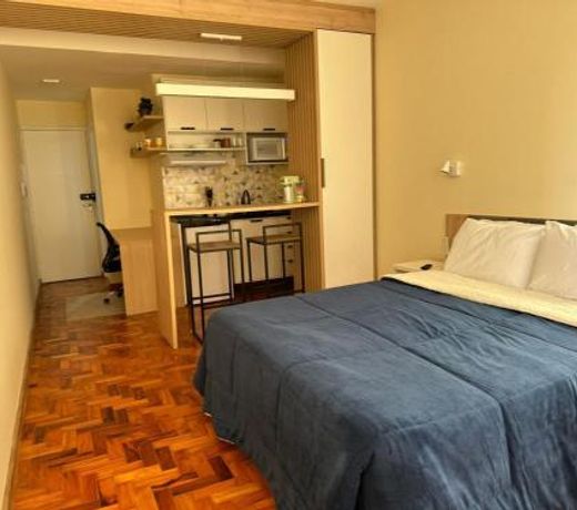 Predio central com apartamentos reformados