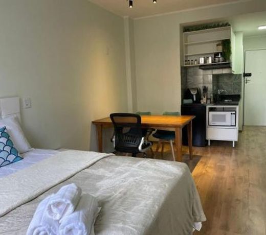 Predio central com apartamentos reformados