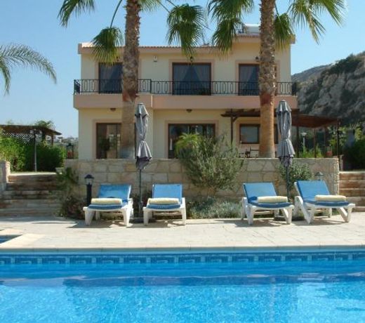 Three bedroom villa with private pool and landscaped garden close to the beach