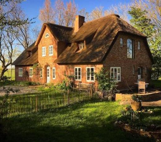 Dachgeschosswohnung Warft Simmerdeis in Reetdachhaus mit parkÃ¤hnlichem Garten