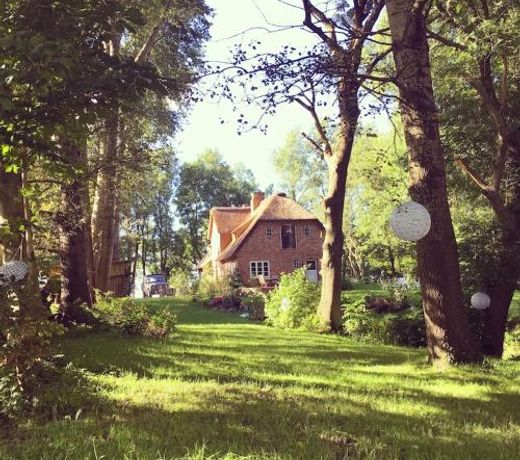 Dachgeschosswohnung Warft Simmerdeis in Reetdachhaus mit parkÃ¤hnlichem Garten