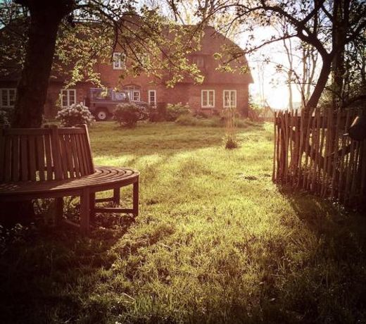 Dachgeschosswohnung Warft Simmerdeis in Reetdachhaus mit parkÃ¤hnlichem Garten