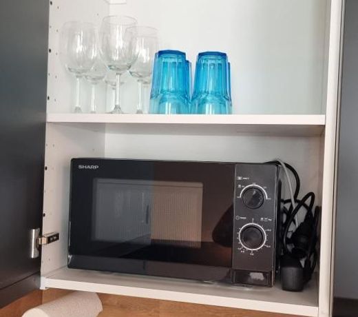 Federnest - Luxus-Studio - Kingsize Boxspringbett - Home-Office mit Monitor und Drucker - 11 Min Hbf