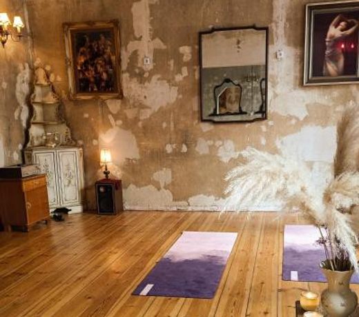 Bohemian Art Gallery for an Alternative Stay