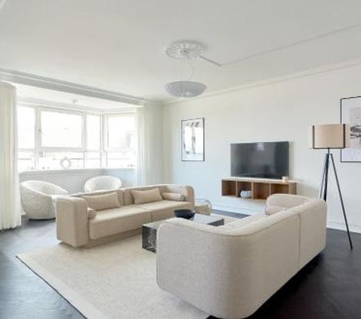 Beautiful 3 Bedroom Flat Near Shopping & Metro
