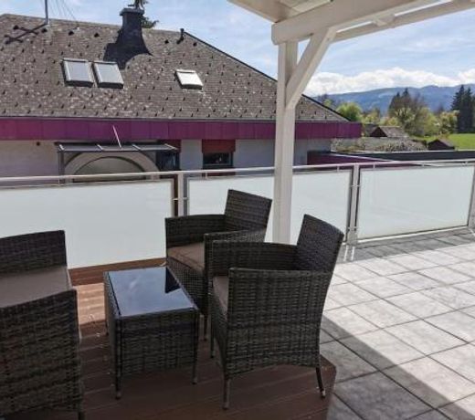 GroÃzugige Wohnung mit Terrasse