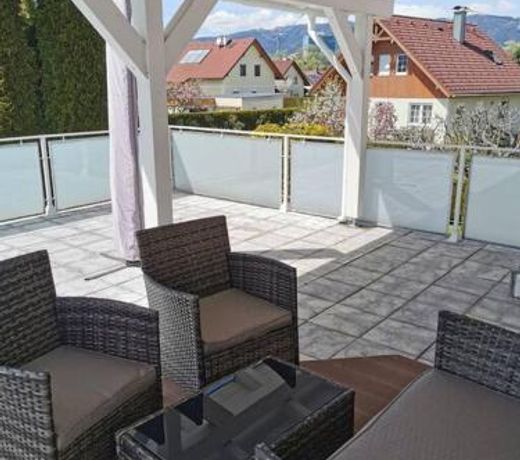 GroÃzugige Wohnung mit Terrasse