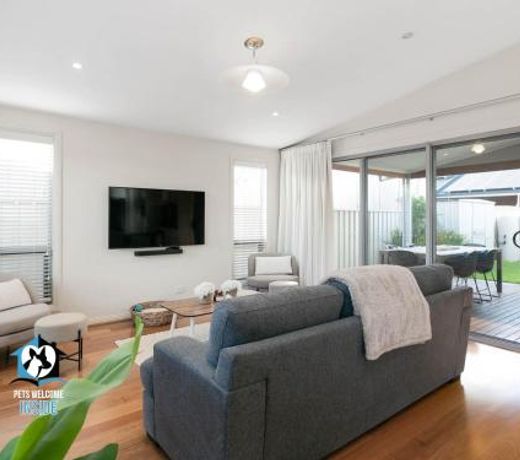 Light Filled Modern & Stylish 3BR Holiday Home