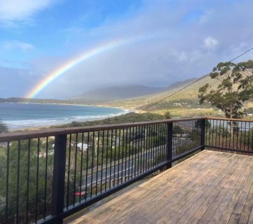 Elevated 3BR, ocean views, pool table, Pirates Bay
