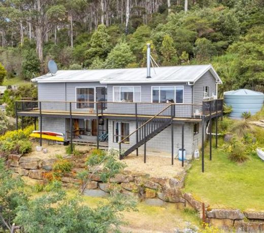 Elevated 3BR, ocean views, pool table, Pirates Bay