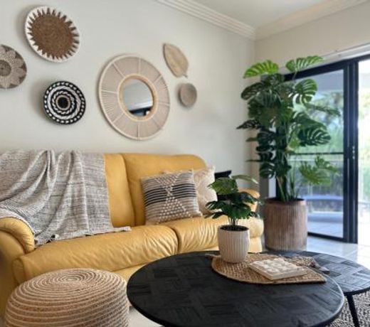 Elegant 3BR Cairns Esplanade Apartment with Pool