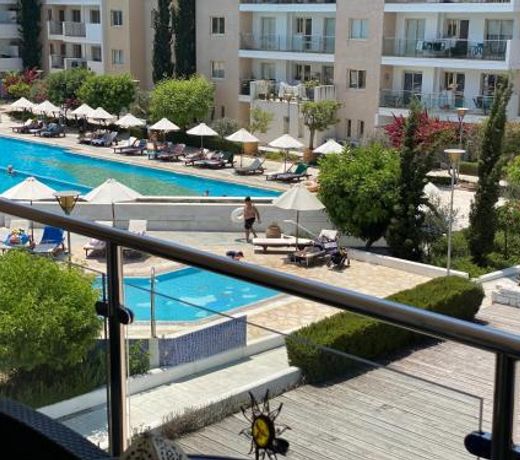 Elysia Park pool view apartment
