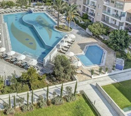 Elysia Park pool view apartment