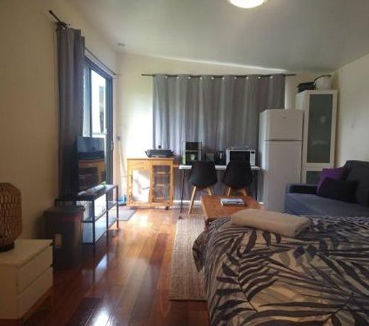 Studio with Queen bed, Free parking