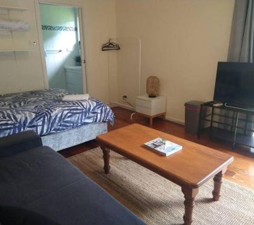 Studio with Queen bed, Free parking