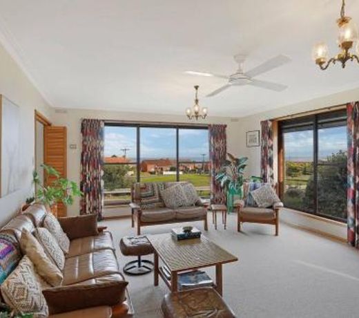 4 bedroom retro house with sea views