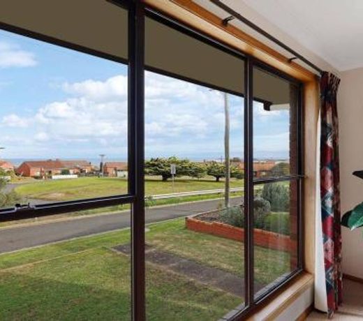 4 bedroom retro house with sea views