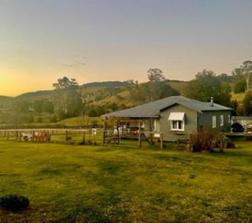 Little Farmhouse Near The Dairy