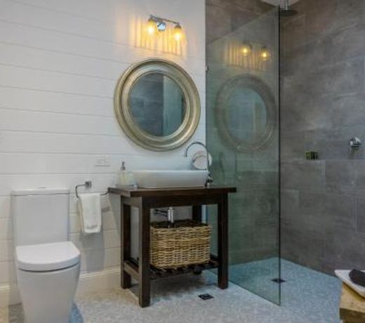 MAIN STREET RETREAT - King BRs, Comp Minibar, Breakfast Prov, Fireplaces