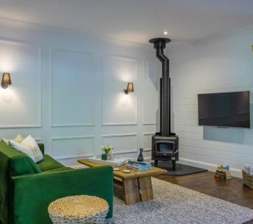 MAIN STREET RETREAT - King BRs, Comp Minibar, Breakfast Prov, Fireplaces