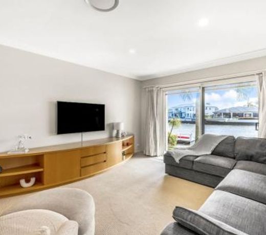 Villa by the Canal - Runaway Bay