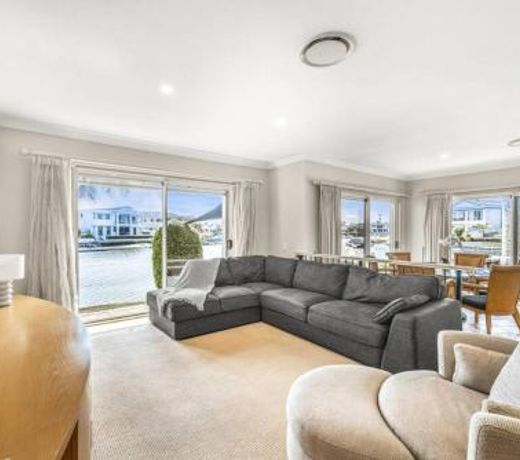 Villa by the Canal - Runaway Bay
